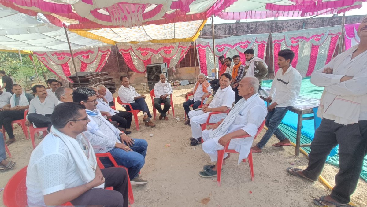 PramodBhayaINC's tweet photo. ग्राम रानीहेड़ा (बारां) की पावन धरा पर स्थित श्री बजरंग बली के नूतन मंदिर मे�� आयोजित प्रतिष्ठा महामहोत्सव एवं पंच दिवसीय पंच कुण्डीय महायज्ञ में सम्मिलित होने का सौभाग्य प्राप्त हुआ।

वेद मंत्रों की दिव्य गूंज, श्रद्धालुओं की अटूट आस्था और भक्ति से ओत-प्रोत यह आयोजन वास्तव में अद्भुत, अलौकिक एवं आत्मा को शांति प्रदान क��ने वाला रहा। 

इस पावन अवसर पर प्रभु श्री बजरंग बली के श्रीचरणों में क्षेत्र एवं प्रदेशवासियों के सुख, समृद्धि, शांति एवं उज्ज्वल भविष्य की मंगलकामना की।

इस भव्य एवं दिव्य आयोजन के सफल संचालन हेतु समस्त आयोजन समिति, ग्रामवासियों एवं सहयोगी जनों का हृदय से आभार एवं साधुवाद।

जय श्री राम 🚩
जय बजरंग बली 🙏