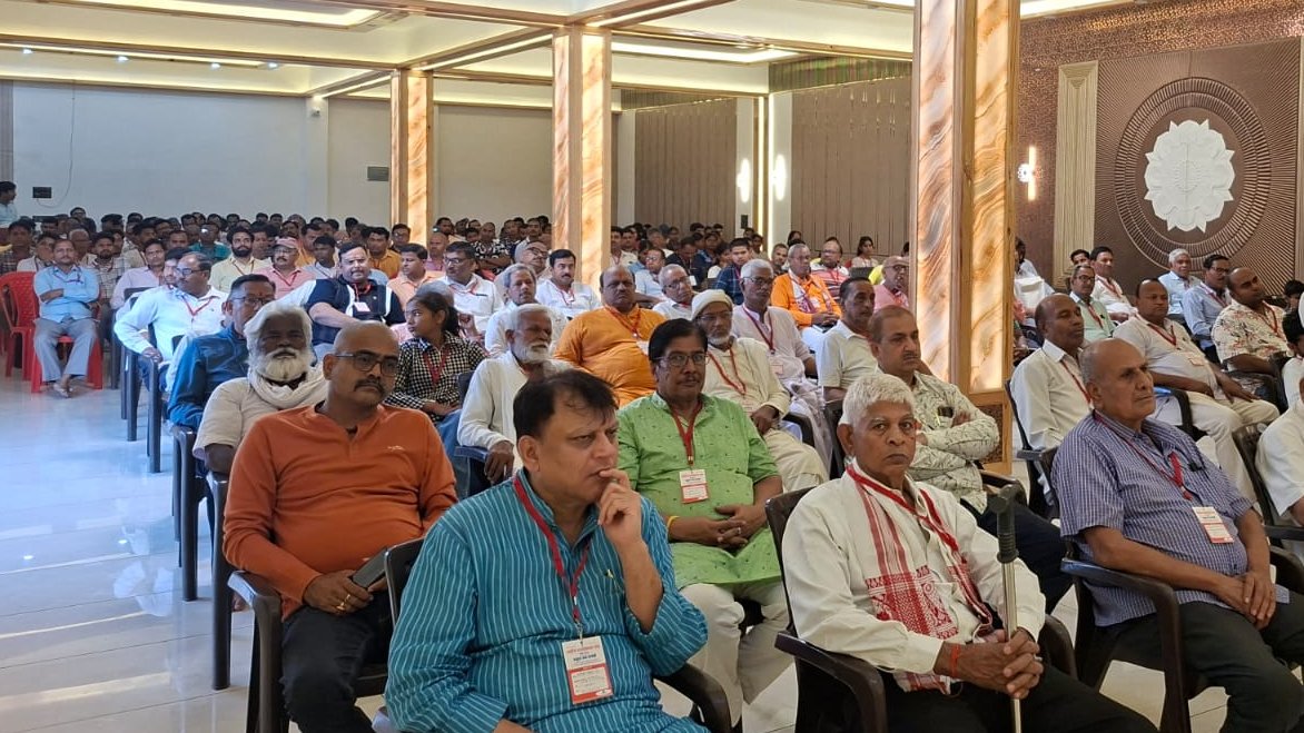 vskbihar's tweet photo. पंच परिवर्तन से होगा नए भारत का निर्माण : स्वांत रंजन
बाढ़ |   #प्रमुख_जन_गोष्ठी   समाज एकल परिवार की ओर बढ़ रहा है, जिससे परिवार का आकार छोटा होता जा रहा है। इस कारण परिवार में अधूरापन,चिंता और डिप्रेशन जैसी समस्याएं बढ़ रही हैं।
#RSS100Years #RSSorg https://t.co/DJqXHlGLAP