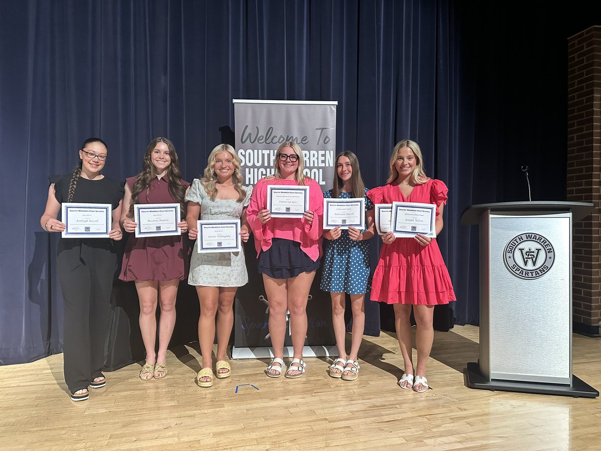 SWSoftball's tweet image. Congrats to these SPARTANS for their academic awards! Students first! 📚🥎
#NOW 
@Russell_2026 @McLaineHudson1 @pwilloughby11 @EmmeGoss21 Aubreann Russell @kayleeewilson7