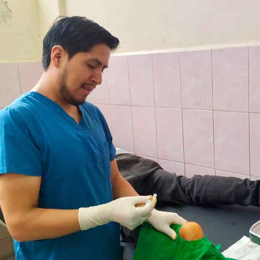 saludazuay_'s tweet photo. #ElNuevoEcuador | En el Centro de Salud Tipo C Camilo Ponce Enríquez, en este feriado por el Día del Trabajo, nuestro equipo de salud se mantiene  activado para brindar atención a niños 👶 jóvenes 👫🏼 y adultos 👨. https://t.co/sSUUK5Upu2