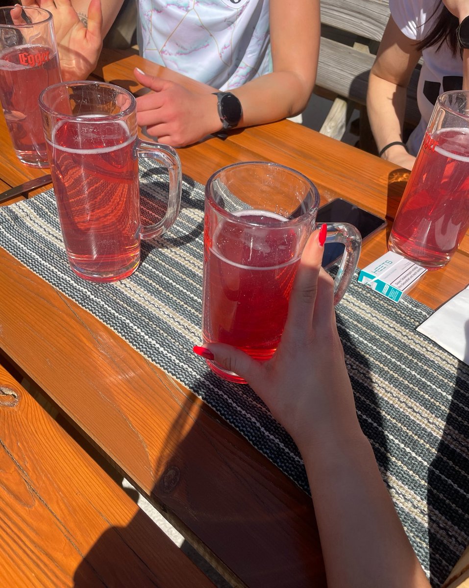 MissMia_Rubina's tweet photo. Während ich mit meinen Freundinnen den Feiertag am Berg verbringe, mach ich es zu deiner Aufgabe, dass du für unsere Getränke aufkommst. 🍹💸😉 https://t.co/0cOH17OKiw