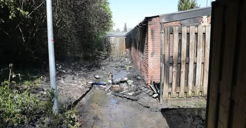 Roosendaaldb's tweet image. BRAND BESCHADIGT TWEE SCHUURTJES AAN AMBERBERG

Vrijdagmiddag zijn twee schuurtjes aan de Amberberg in Roosendaal beschadigd geraakt door een snel om zich heen grijpende brand.

📰🔗 Bekijk meer op: facebook.com/RoosendaalDich…

#Roosendaal #brand #112nieuws