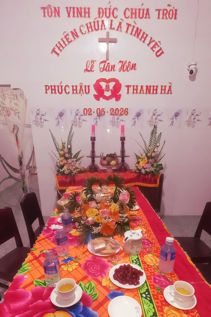 DunklerBao's tweet image. Taking a short break from drawing…
Helping my cousin prepare for his wedding 💍
Feels different being the “Cameraman” in real life this time 📸
Everything is almost ready for May 2nd.
#Vietnam #wedding #lifeupdate