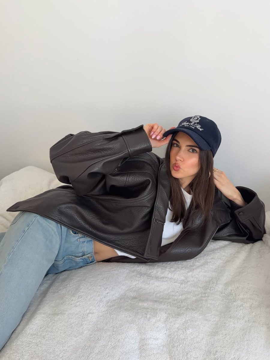 BiancaMoretti93's tweet photo. The latest fashion trend🏷️🕶️ https://t.co/VVIkGs8LJ8