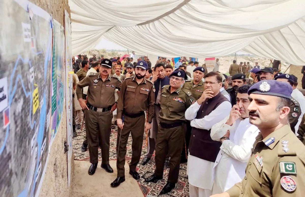 OfficialSPPO's tweet photo. آئی جی پنجاب عبدالکریم نے راجن پور کے کچہ ایریا کا دورہ کیا، جہاں انہیں پولیس آپریشن اور سکیورٹی صورتحال پر تفصیلی بریفنگ دی گئی۔ اس موقع پر سیکرٹری ہوم احمد جاوید قاضی، ایڈیشنل آئی جی ساؤتھ پنجاب محمد کامران خان سمیت دیگر پولیس و ضلعی انتظامیہ کے سینئر افسران بھی ہمراہ تھے۔ https://t.co/GN3C8EZy25