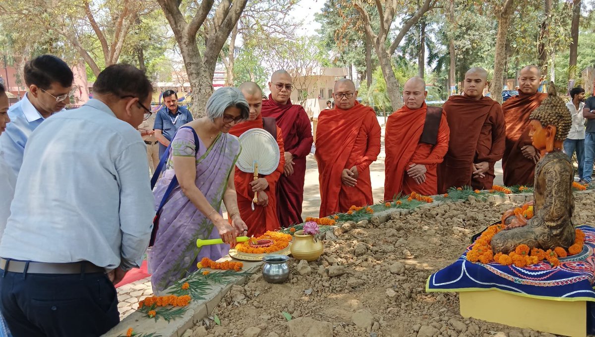 AIRNewsHindi's tweet image. #श्रीलंका की उच्चायुक्त महिशिणी कोलोन ने बुद्ध पूर्णिमा के अवसर पर कुरुक्षेत्र स्थित श्री कृष्ण संग्रहालय का दौरा किया। 

महिशिणी कोलोन के साथ कुरुक्षेत्र विकास बोर्ड के मुख्य कार्यकारी अधिकारी पंकज सेतिया भी थे। 

#Srilanka #Buddha #BuddhaPurnima #BuddhaPurnima2026
@PBSC_Colombo