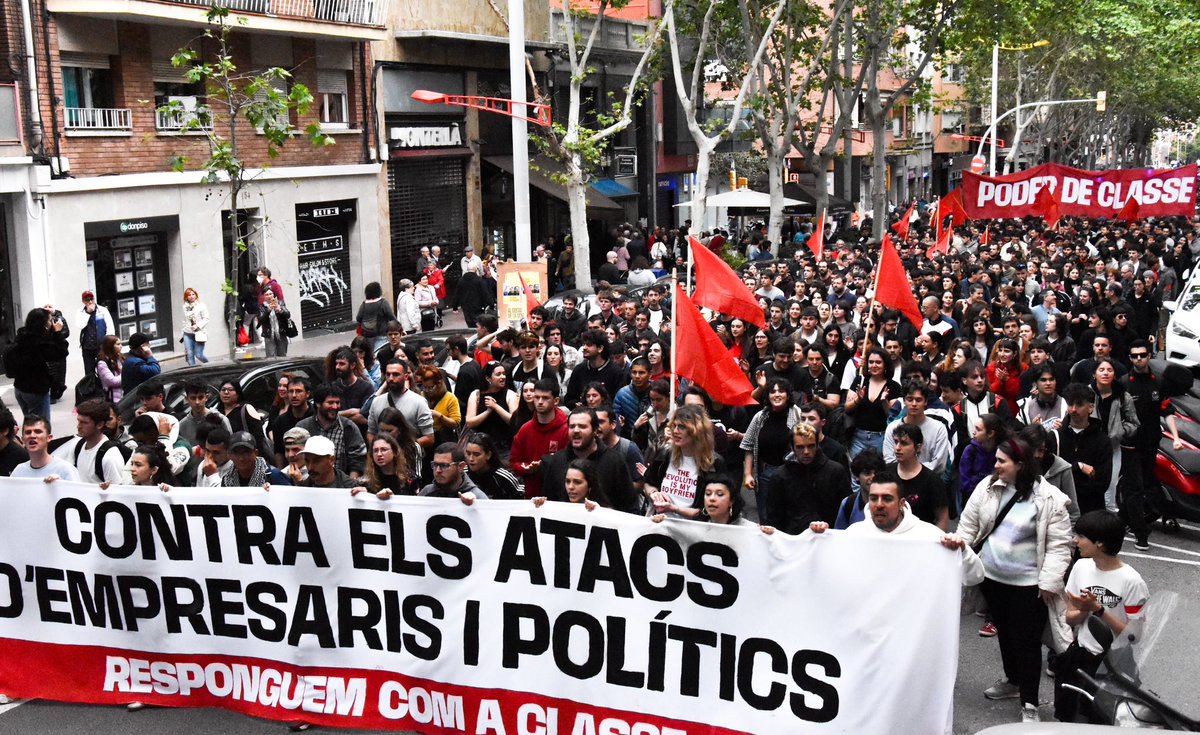 SkaBabyr's tweet photo. Acte de presentació d'@HoritzoS al 2022 // Bloc al primer de maig del 2024 // Manifestació al primer de maig del 2026

És esperançador l'avenç dels darrers anys. Cada cop som més els joves que alcem amb orgull la bandera roja, i així seguirà sent. Quin orgull! https://t.co/RX47TW4F5s