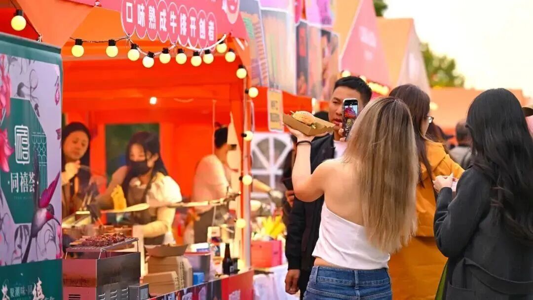 AmazingChaoyang's tweet image. 🍔Celebrate the five-day International Workers' Day holiday starting on May 1 and get ready for a culinary adventure in #Beijing's #Chaoyang district!

From the #OlympicForestPark to #ChaoyangPark; from carbohydrate to juicy burgers, come taste the world in Chaoyang!🎉