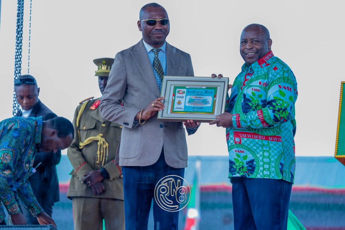 RTNBurundi's tweet image. #Burundi: Distinctions nationales pour acteurs du développement

 𝗗𝗲𝘀 𝗳𝗶𝗴𝘂𝗿𝗲𝘀 𝗱𝘂 𝗱𝗲́𝘃𝗲𝗹𝗼𝗽𝗽𝗲𝗺𝗲𝗻𝘁 𝗻𝗮𝘁𝗶𝗼𝗻𝗮𝗹 𝗿𝗲́𝗰𝗼𝗺𝗽𝗲𝗻𝘀𝗲́𝗲𝘀 𝗮𝘂 𝗕𝘂𝗿𝘂𝗻𝗱𝗶

𝘓𝘦 𝘉𝘶𝘳𝘶𝘯𝘥𝘪 𝘮𝘦𝘵 𝘢̀ 𝘭’𝘩𝘰𝘯𝘯𝘦𝘶𝘳 𝘴𝘦𝘴 𝘣𝘢̂𝘵𝘪𝘴𝘴𝘦𝘶𝘳𝘴 𝘥𝘶
