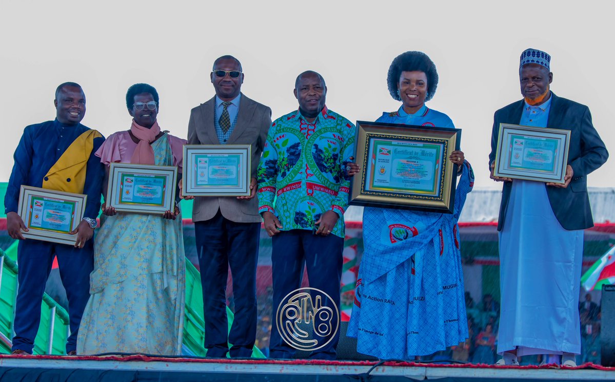 RTNBurundi's tweet image. #Burundi: Distinctions nationales pour acteurs du développement

 𝗗𝗲𝘀 𝗳𝗶𝗴𝘂𝗿𝗲𝘀 𝗱𝘂 𝗱𝗲́𝘃𝗲𝗹𝗼𝗽𝗽𝗲𝗺𝗲𝗻𝘁 𝗻𝗮𝘁𝗶𝗼𝗻𝗮𝗹 𝗿𝗲́𝗰𝗼𝗺𝗽𝗲𝗻𝘀𝗲́𝗲𝘀 𝗮𝘂 𝗕𝘂𝗿𝘂𝗻𝗱𝗶

𝘓𝘦 𝘉𝘶𝘳𝘶𝘯𝘥𝘪 𝘮𝘦𝘵 𝘢̀ 𝘭’𝘩𝘰𝘯𝘯𝘦𝘶𝘳 𝘴𝘦𝘴 𝘣𝘢̂𝘵𝘪𝘴𝘴𝘦𝘶𝘳𝘴 𝘥𝘶