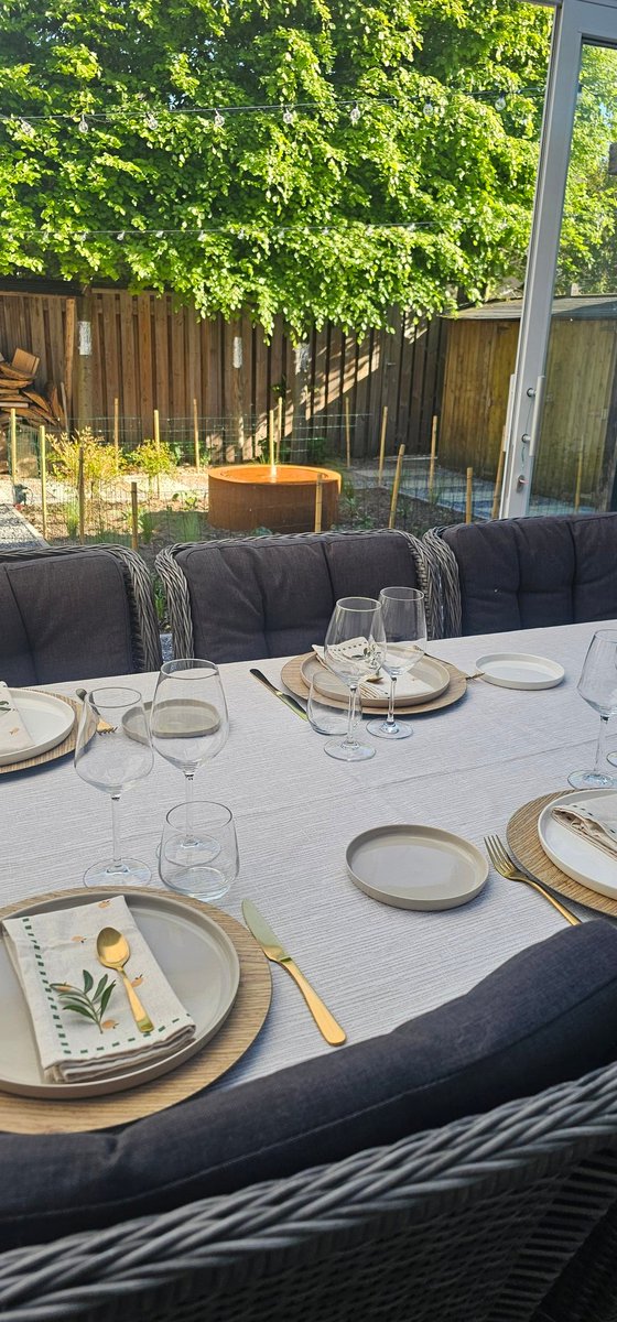 zaagvis's tweet image. We krijgen zo visite, Andrea ging even los in de keuken, de tafel is gedekt, de serre staat open en ik wens jullie minstens zo'n fijne avond toe als ons.

#SpreadTheLove