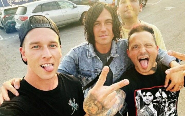 yourbestanch0r's tweet image. 5 ⚓︎

what is the first sleeping with sirens song you remember hearing?