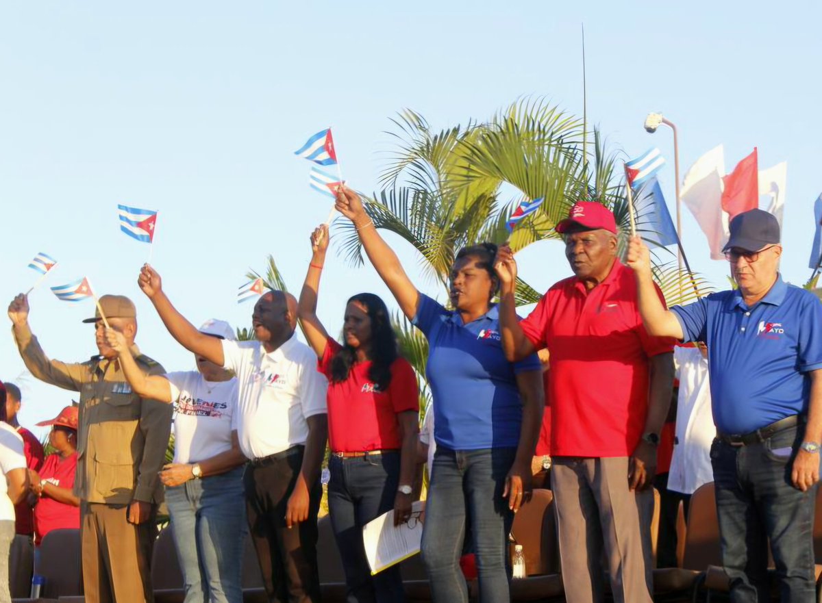 AsambleaCuba's tweet photo. Esteban Lazo: «Nuestro pueblo protagonizó otra histórica jornada este 1ro. de Mayo en toda #Cuba🇨🇺, ratificando –con firmeza y unidad– su compromiso con la Patria, la paz y la soberanía.
Más de 6 millones de cubanas y cubanos plasmaron su firma por la Patria. #LaPatriaSeDefiende» https://t.co/y5JEiEa8aj
