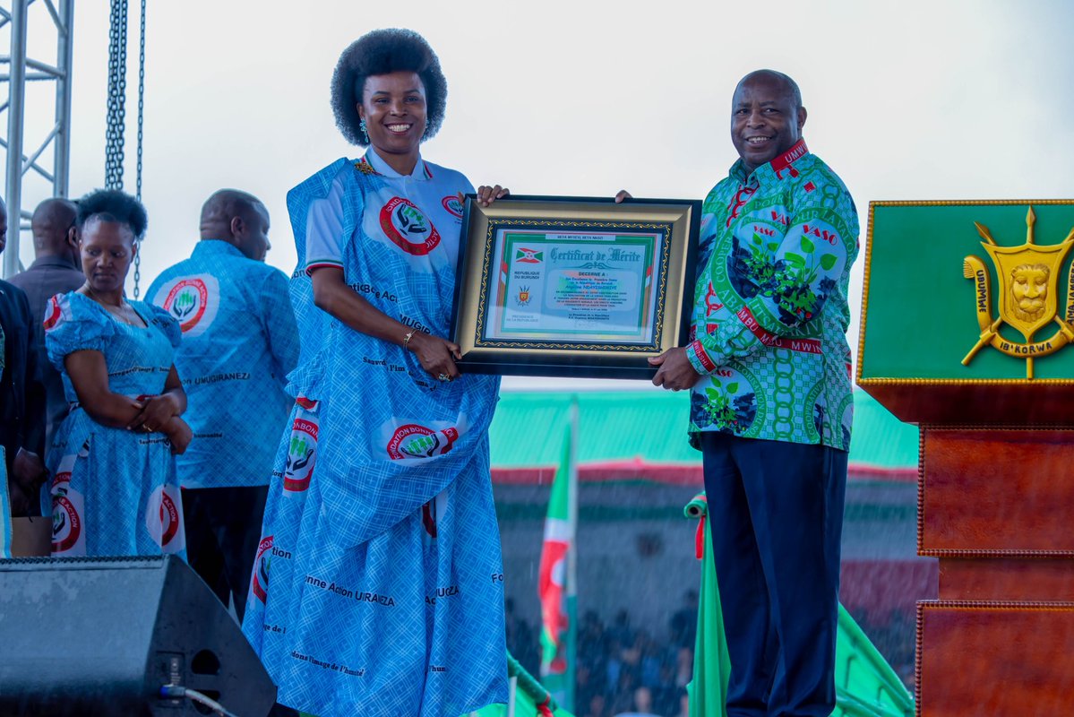 LeRenouveauBdi's tweet image. Reconnaissance nationale et internationale pour la Fondation @action_bonne dirigée par la Première dame du #Burundi, @Burundi1stLady. Une ambulance a été remise pour soutenir ses actions en santé publique.