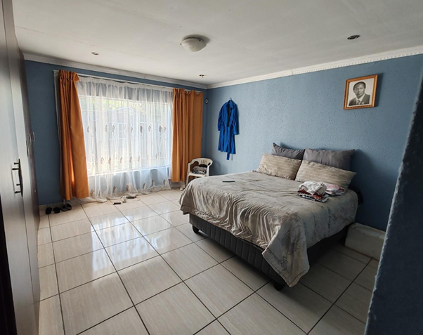Thato_THT's tweet photo. Spacious 3-Bedroom Family Home with Open-Plan Living & Large Yard in Theresapark, Pretoria
Asking Price R 1 300 000

This beautiful 3-bedroom home offers comfortable and modern living, perfect for families seeking space and convenience. All three bedrooms are fitted with built-in cupboards, while the home features two well-appointed bathrooms for added comfort. The open-plan living area creates a seamless flow between the lounge and dining space, ideal for both relaxing and entertaining. The kitchen is well-designed with plenty of cupboard space, making meal preparation a pleasure. The property also includes an electric garage door with parking for two vehicles. Outside, youll find a spacious yard offering plenty of room for outdoor activities, along with two Wendy houses for additional storage or workspace. This property is a great opportunity for those looking for a secure and spacious home.