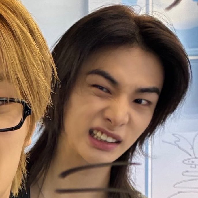 hyunhonation's tweet photo. shhh they are communicating 🤨🤓

#LEEKNOW #HYUNJIN #리노 #현진 #냥럿즈 https://t.co/7n9hVepjP4