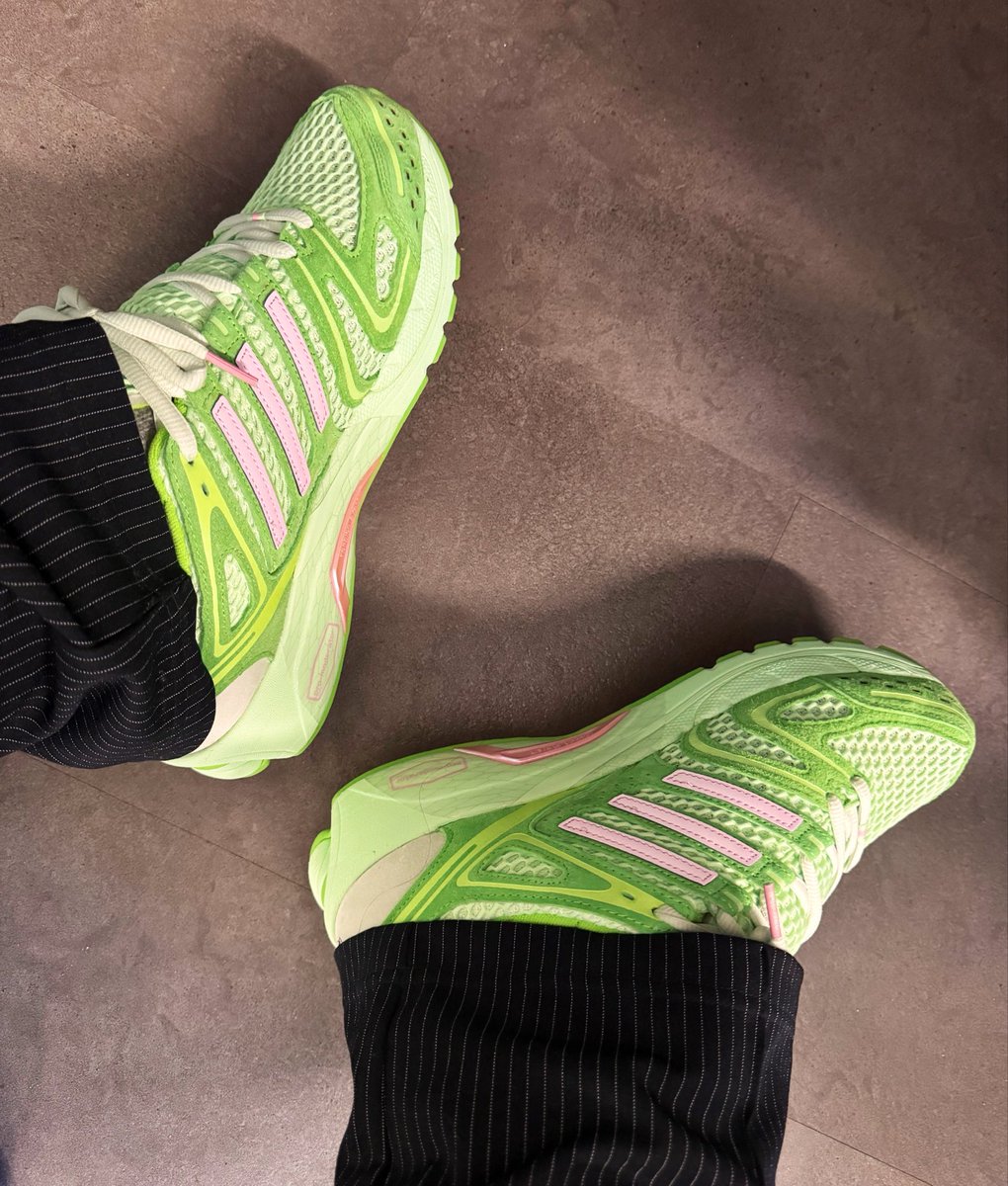 Cinco_Dolares's tweet image. Took them out the box #cupcake #adidas