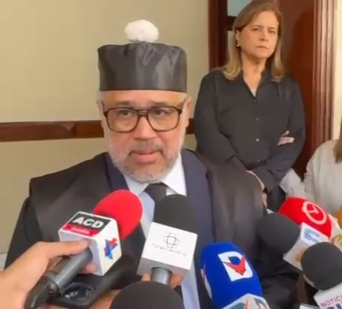 Este es el abogado que el Estado está utilizando para defender los casos más nefastos del país, para censurar, para reprimir y para infundir el miedo. 

Un país Unido jamás será vencido, acabemos con el abuso. 
#Jetset
#DemandaAlofoque

<a href="/matiasgarciard/">Santiago Matias</a>  <a href="/RDSomosPueblo/">Somos Pueblo Media</a>