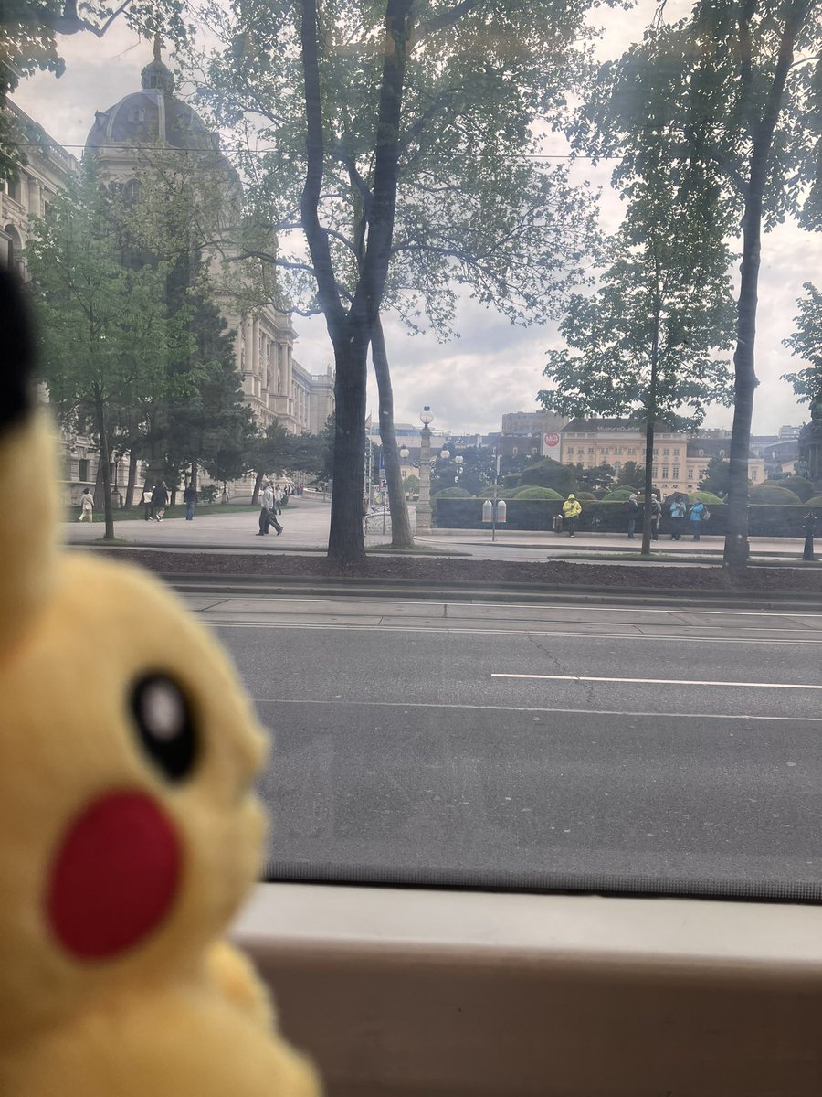 kaffee_jause's tweet image. 美術館もだいぶ長居しまして、遅くなったので、少しトラムで街を巡りました。

2026.4.21
#austria #Wien #ウィーン #ピカチュウ