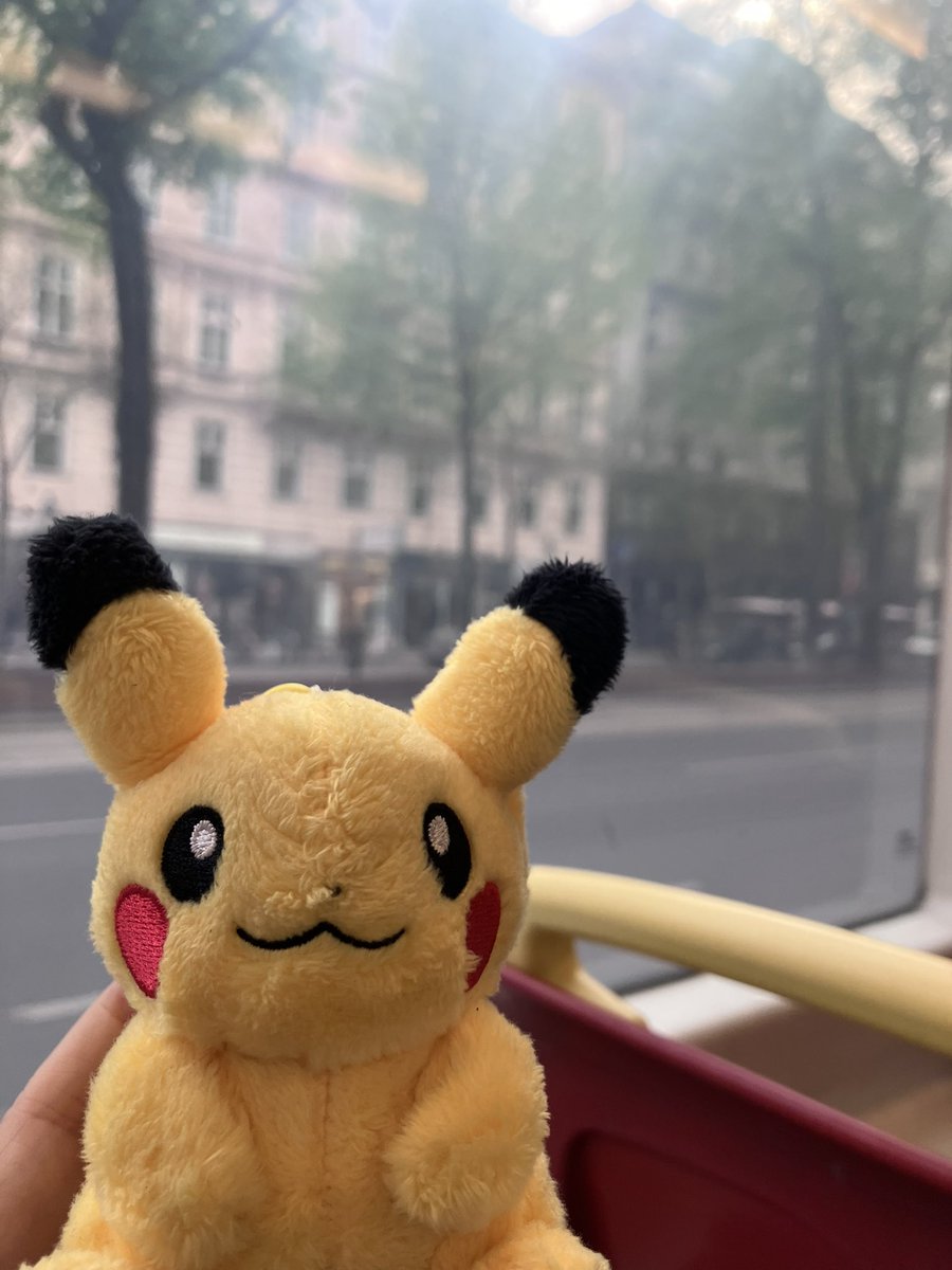 kaffee_jause's tweet image. 美術館もだいぶ長居しまして、遅くなったので、少しトラムで街を巡りました。

2026.4.21
#austria #Wien #ウィーン #ピカチュウ