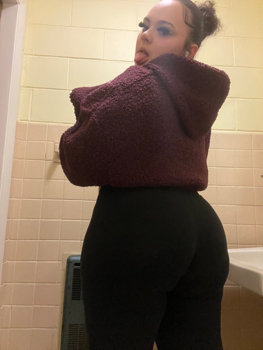 ArayannaD's tweet photo. Hii sellin today 😘 #buyingcontent #sellincontent #thicklatina https://t.co/D1ZnwlMhaz
