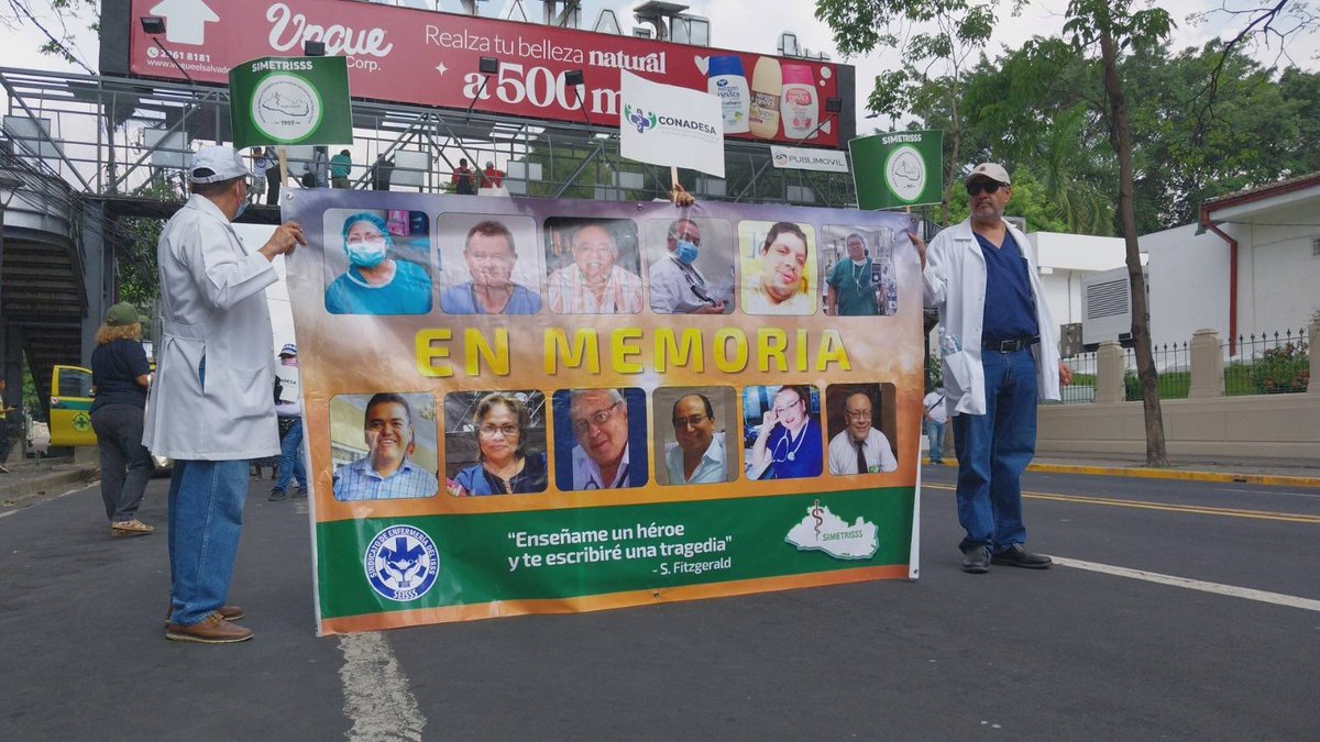 VozPublicaVP's tweet photo. Sindicatos médicos recuerdan en la marcha del #diadeltrabajo a los profesionales de la salud fallecidos durante la pandemia por COVID. https://t.co/9Cg2DGWl2s