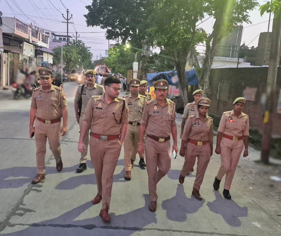 moradabadpolice's tweet image. #SSP @moradabadpolice @satpal_IPS के निर्देशन में #ASP /क्षेत्राधिकारी सिविल लाइन्स द्वारा पुलिस बल के साथ थाना मझोला क्षेत्रान्तर्गत बुद्ध पूर्णिमा शोभायात्रा को सकुशल सम्पन्न कराया गया।इस दौरान क्षेत्र में अपराध नियंत्रण, कानून एवं शान्ति व्यवस्था बनाए रखने तथा 1/2