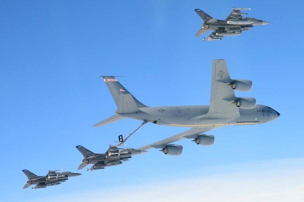 InMilei's tweet image. 🇦🇷🇺🇸 Argentine Air Force Confirms KC-135 Stratotanker Incorporation

The Argentine Air Force has officially confirmed the addition of KC-135 Stratotanker aerial refuelers. 

Chief of the Air Force Staff made the announcement following the ceremony commemorating the Force’s