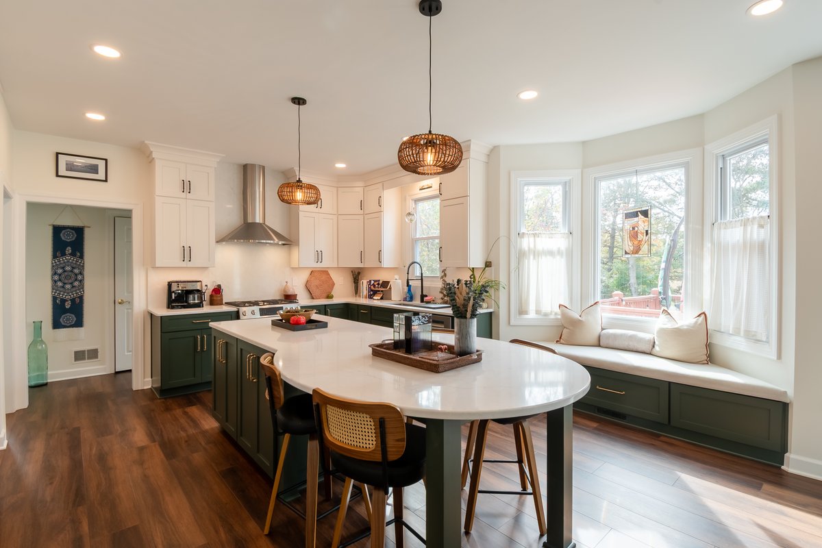 SolsticeK_B's tweet photo. From an outdated eat-in kitchen to a sophisticated gathering space designed for entertaining, everyday living, and even the furry family members.🐾This stunning kitchen transformation creates a warm and welcoming heart of the home where family and friends naturally come together. https://t.co/kDEM6K8LPc