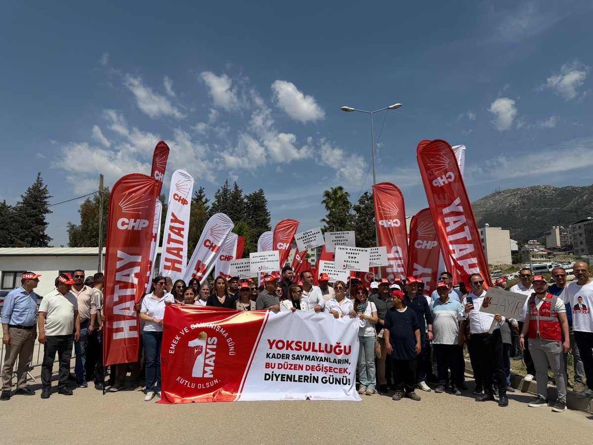 Bugün biz de alanlardayız.
Cumhuriyet Halk Partisi olarak; emeğin, alın terinin ve dayanışmanın yanında; yürüyüşlerde, omuz omuza…

1 Mayıs Emek ve Dayanışma Günü kutlu olsun. <a href="/cm_aydin/">Cem Aydın</a> <a href="/MertUs26/">Mert Üs</a>