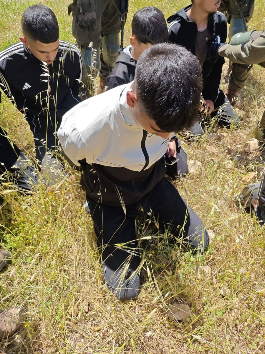 islamasalya88's tweet image. İşgal askerlerinin, Batı Şeria’daki Ramallah şehrinde gözaltına aldıkları Filistinli çocuklarla ilgili övünerek paylaştıkları bir fotoğraf.