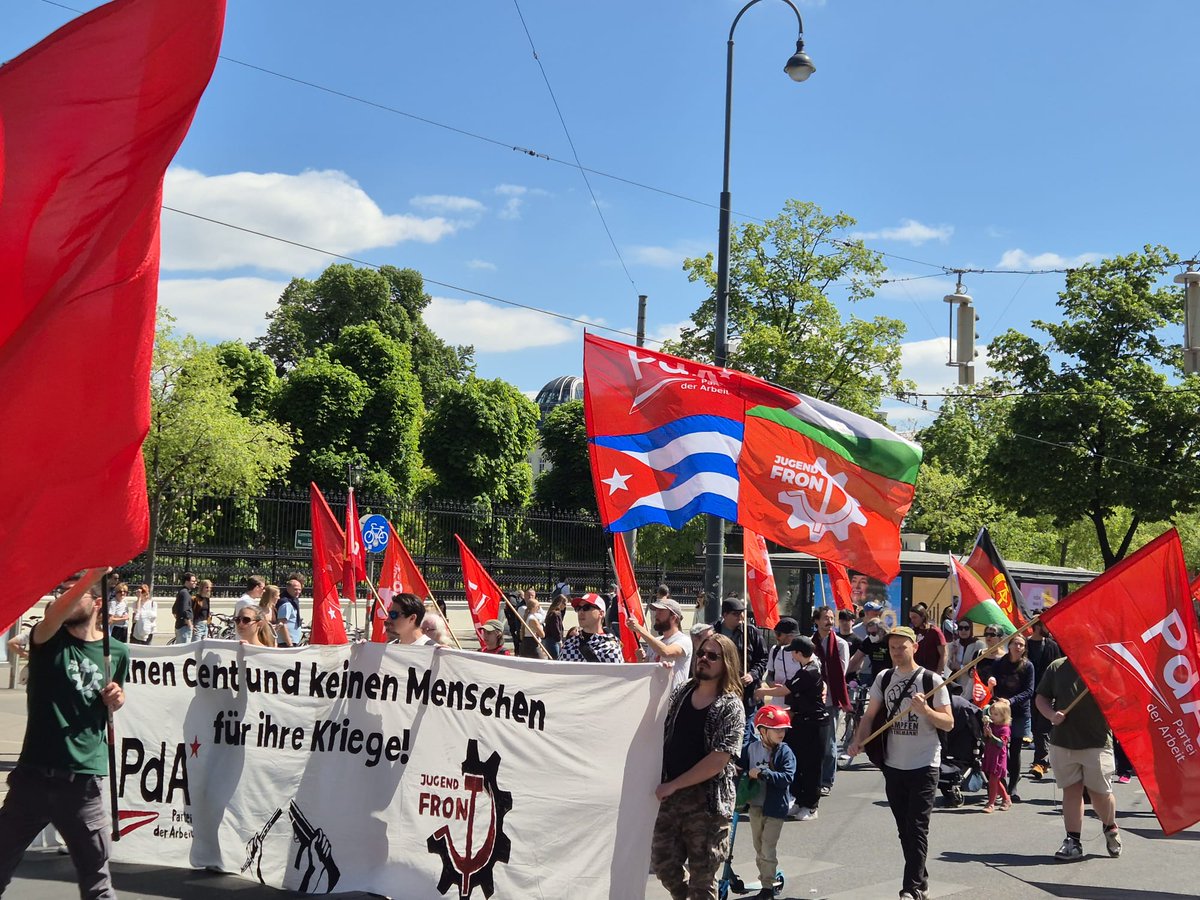 EmbaCubaAustria's tweet image. Solidaridad con #Cuba el #1Mayo en diversas ciudades de #Austria

 La  @oekg_cubasi convocó a marchar por Cuba como parte de las celebraciones del Día Internacional de los Trabajadores en Austria.

#LaPatriaSeDefiende

misiones.cubaminrex.cu/es/articulo/so…
