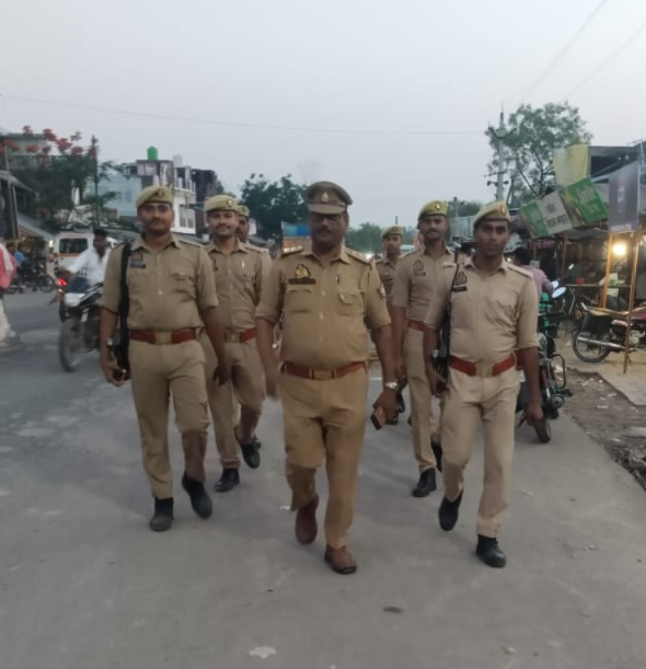Barabankipolice's tweet image. जनपद में शांति/सुरक्षा एवं कानून व्यवस्था तथा जनमानस में सुरक्षा की भावना बनाये रखने हेतु #barabankipolice द्वारा भीड़-भाड़ वाले क्षेत्रों में पैदल गश्त व संदिग्ध व्यक्ति/वाहन की चेकिंग की जा रही है-
#UPPolice