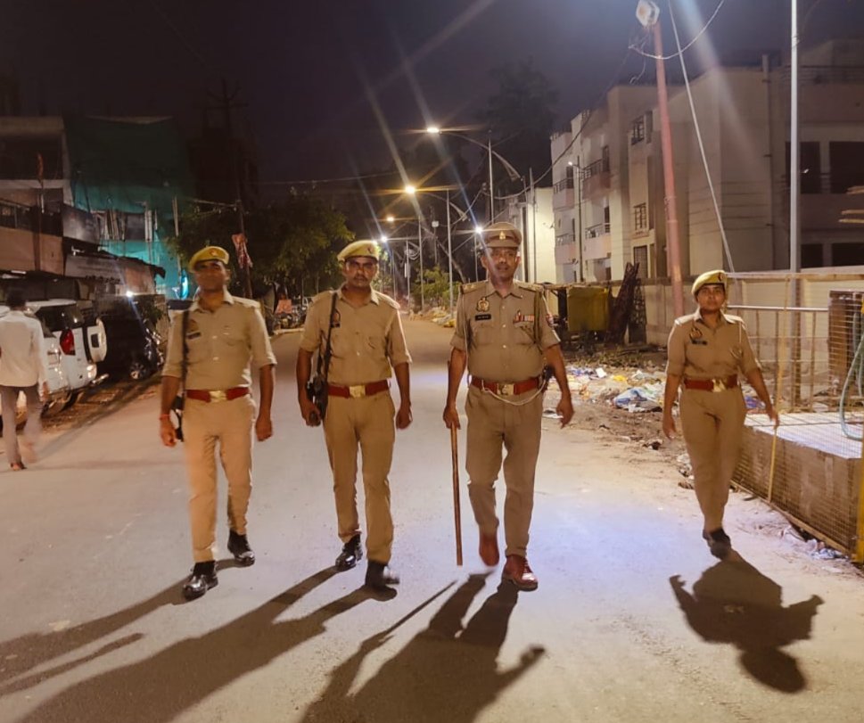 Barabankipolice's tweet image. जनपद में शांति/सुरक्षा एवं कानून व्यवस्था तथा जनमानस में सुरक्षा की भावना बनाये रखने हेतु #barabankipolice द्वारा भीड़-भाड़ वाले क्षेत्रों में पैदल गश्त व संदिग्ध व्यक्ति/वाहन की चेकिंग की जा रही है-
#UPPolice