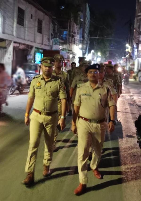 moradabadpolice's tweet image. #SSP @moradabadpolice @satpal_IPS के निर्देशन में  #CO कटघर द्वारा पुलिस बल के साथ अपराध नियंत्रण,कानून एवं शान्ति व्यवस्था तथा जनमानस में सुरक्षा की भावना जागृत करने के दृष्टिगत थाना गलशहीद क्षेत्रा0 भीड़-भाड वाले स्थान पर पैदल गस्त एवं संदिग्ध वाहनो/व्यक्तियों को चेक किया गया ।