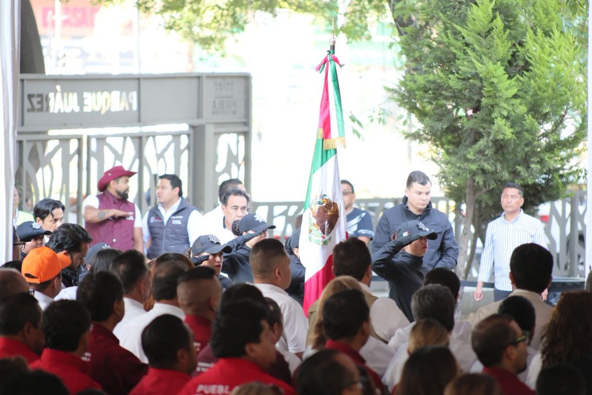 El secretario de Seguridad Pública, vicealmirante Francisco Sánchez González, asistió a la Ceremonia Cívica Conmemorativa al Día Internacional del Trabajo encabezada por el gobernador <a href="/armentapuebla_/">Alejandro Armenta</a>. 

Autoridades del <a href="/Gob_Puebla/">Gobierno de Puebla</a>, así como representantes sindicales de CTM y SNTE