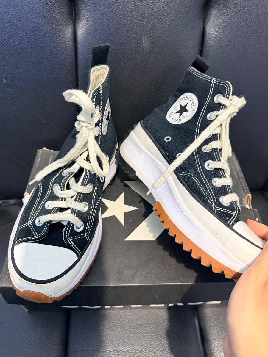 peonyyroses's tweet image. WTS / TITIP JUAL/ PRELOVED
Converse Run Star Hike High 
ORI✅️
Size 38
Kondisi masih bagus + box ada 
Harga 900.000 aja😱😱😱
Bisa minta detail (foto/video)✅️
TRUSTED✅️
Minat langsung DM yaa
#jajan #preloved #WTS #wts #fashion