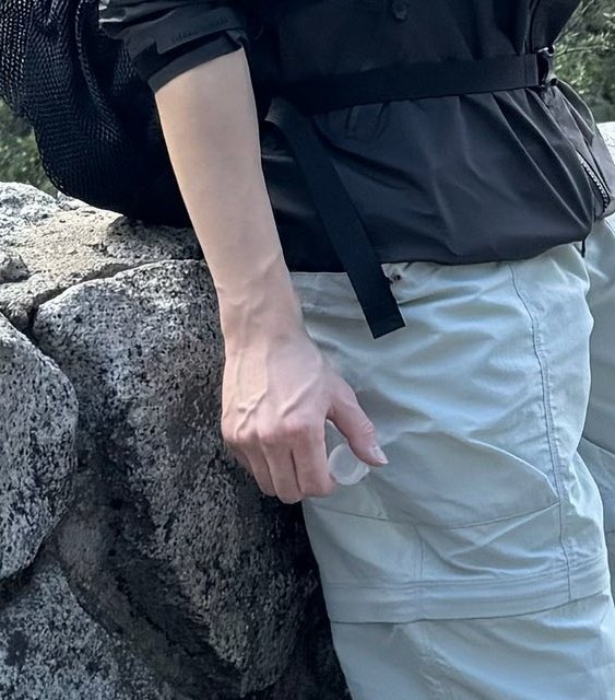 myeon01_cotton's tweet photo. The face 😕                   and                     hand ❤️‍🔥 https://t.co/MC5gyH2GEc