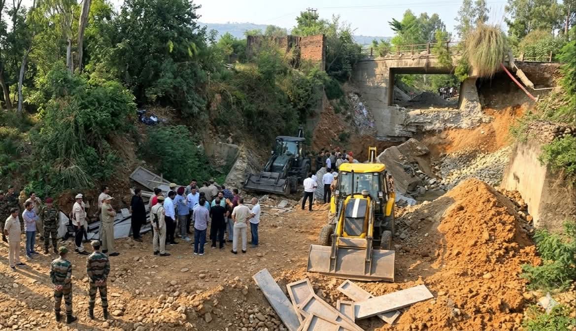 GreaterKashmir's tweet photo. #GKUpdate:
Bantalab bridge collapse: One labourer dead, another rescued, 2 still feared trapped
https://t.co/eOTJwlPpxD https://t.co/Dnqb9Zuqnx