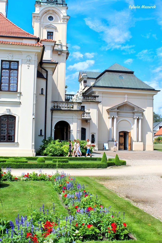 tsEmma15's tweet image. Kozłówka #Palace, one of the best-preserved aristocratic residences in #Poland. The photo shows a fragment of the garden façade with a distinctive tower, and the palace chapel, which was modeled after the one at Versailles.
#architecture #travel