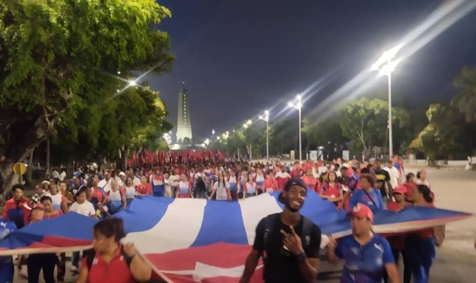 CMontiller's tweet photo. #UnidosXCuba, #LaPatriaSeDefiende https://t.co/wVtLHoNdGm