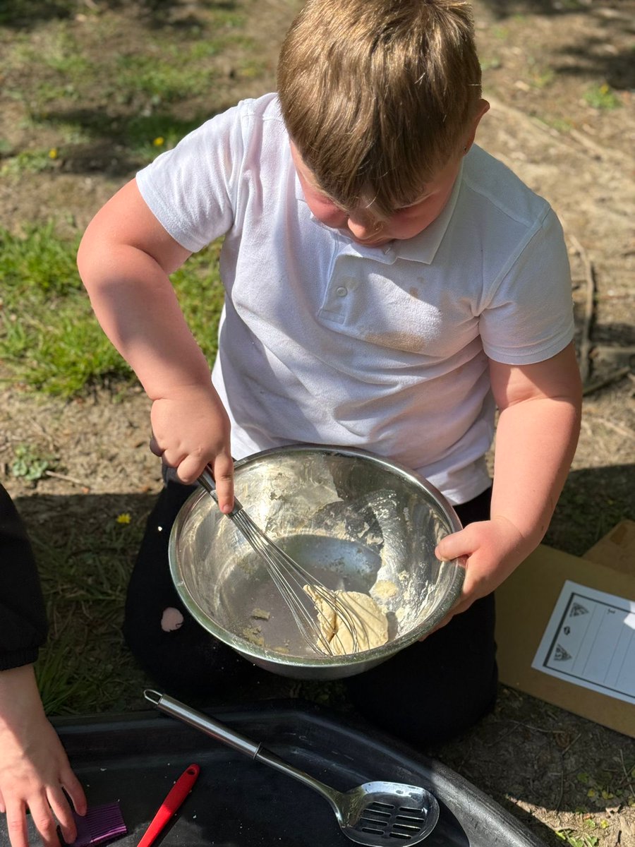 GoodlyDale's tweet photo. Forest pizzeria fun today 🍃🍕 The infants  took orders, made wild garlic pizzas, and used their money skills to pay! 🌳 https://t.co/2yr3omxtGs