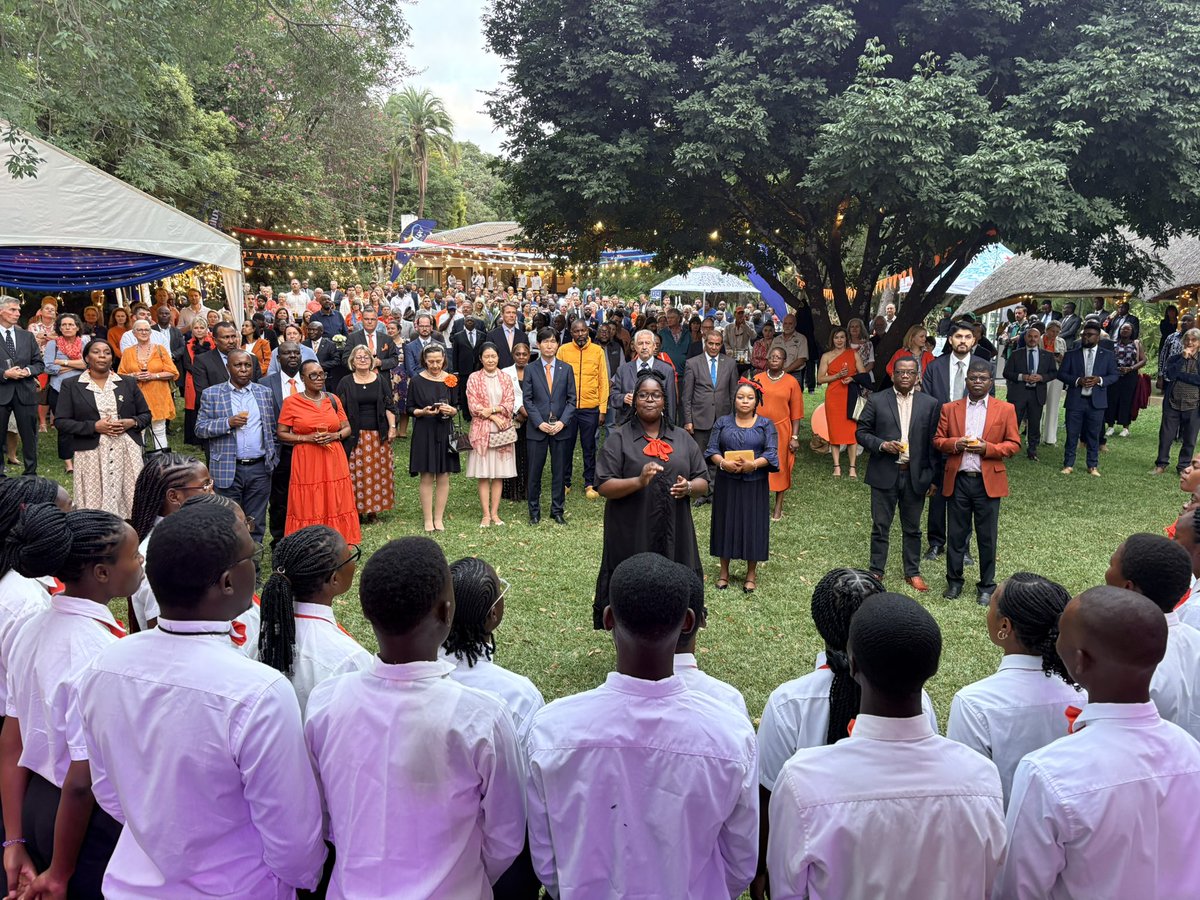 NLinZimbabwe's tweet photo. 🎶 We’re still buzzing after a fantastic #KingsDay celebration in Harare.🇳🇱👑🇿🇼

It was a true reflection of the strong and vibrant ties between Zimbabwe and the Netherlands.🤝

A heartfelt thank you to our Guest of Honour, Honourable Minister Dr. Shava, the Dzikwa Trust Choir, Jabavu Band, our sponsors, and all guests who joined our special occasion.🧡🎉