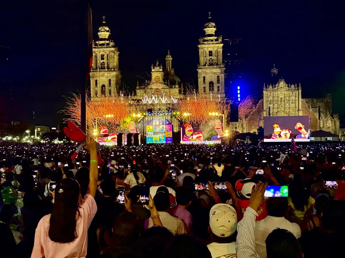 agendasetting_'s tweet image. 31 Minutos hace HISTORIA en el #Zocalo: más de 200 mil personas vibran con homenaje a Juan Gabriel. #31minutos #cdmx #mexico 

Aquí la información  👇👇

agendadiario.news/31-minutos-zoc…