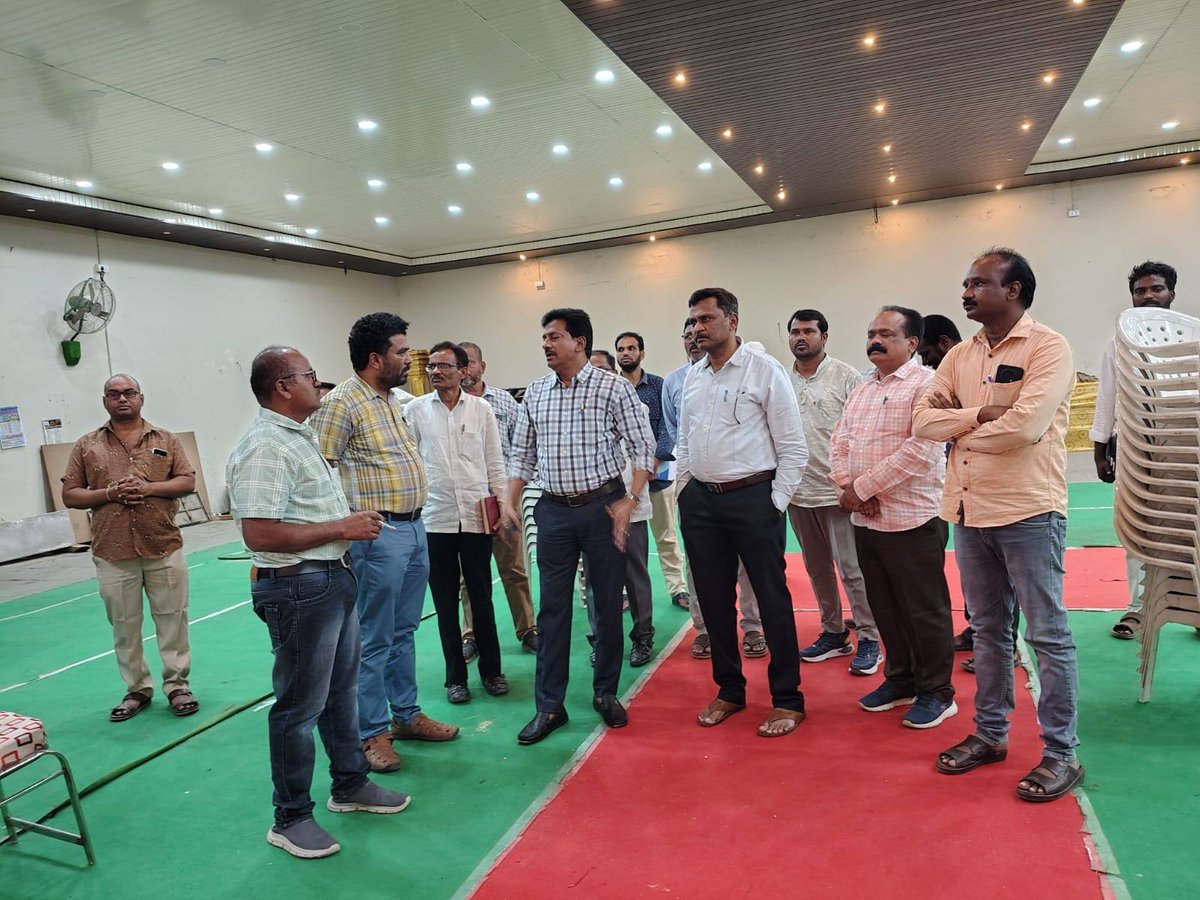 DPRO_WANAPARTHY's tweet image. సి.పి.ఓ హరికృష్ణ, మున్సిపల్ కౌన్సిలర్ వెంకటేశ్వర్లు, ఇతర అధికారులు అదనపు కలెక్టర్ వెంట ఉన్నారు. @Collector_WNP  #collector #collectorwanaparthy #PublicGovernanceProgressPlan99days #localbodycollector #additionalcollectorrevenue #CPO #RDO #MunicipalCouncilor @IPRTelangana