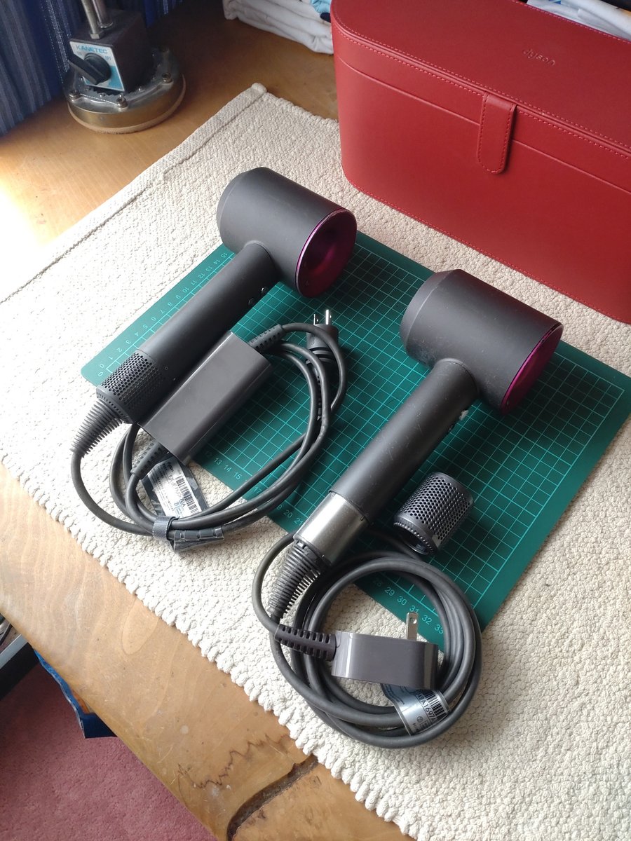 kodomohalsan's tweet photo. アタッチメントとケースのセットも別で購入。初期型HD01と2世代新しいHD08を使って感じたのはコードの柔軟性が大事だという事。硬いコードではそれが抵抗になり気持ちよく取り回せない。初期型は特に柔軟性に優れていますが、耐久性は劣ったのでモデルチェンジで変えたのかな。
#ダイソン
#HD01
#HD08 https://t.co/BP2UGHFxrb