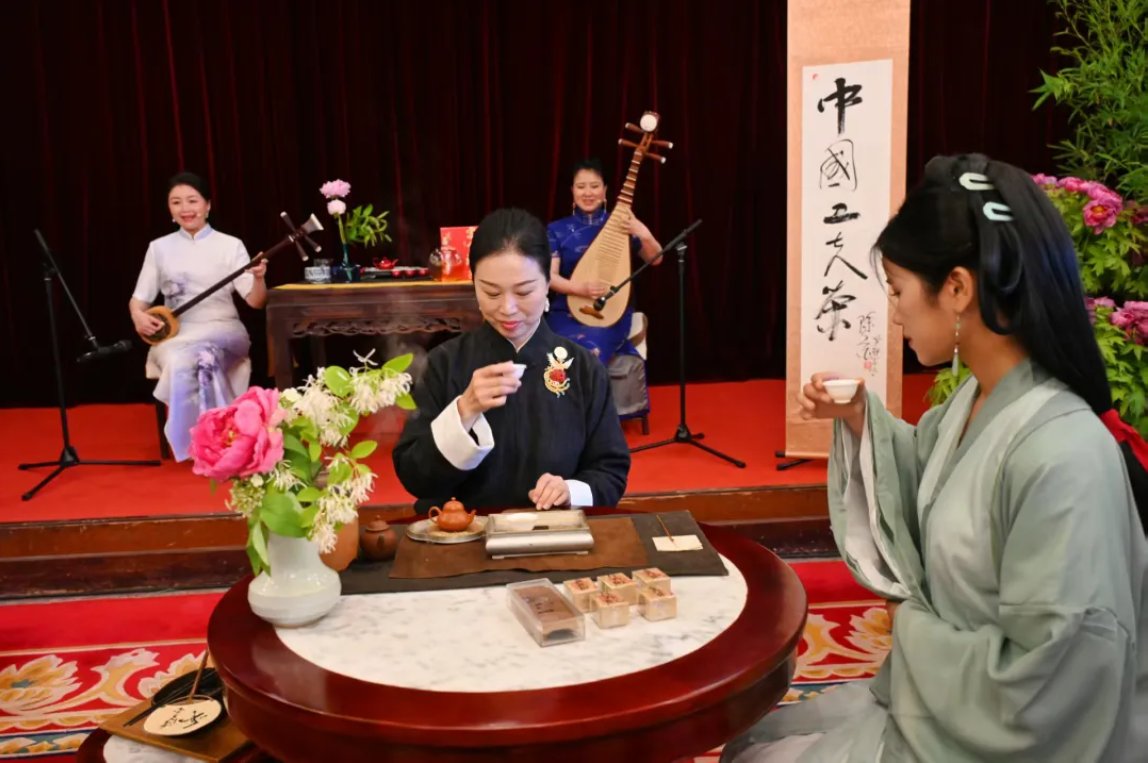 AmazingChaoyang's tweet image. 🌿 Enjoy tea culture at the Prince Jun's Mansion in #Chaoyang district, #Beijing, now through May 2! Tea lovers can savor everything from China's traditional kung fu tea to international tea-infused cocktails. And don't miss out on the traditional performances too!🎯🏺