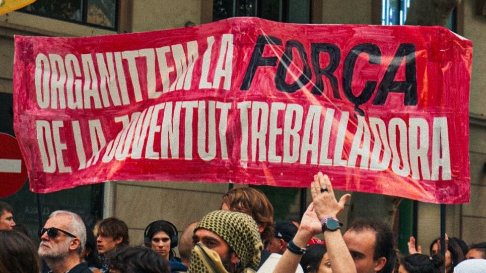 OJS_Mallorca's tweet photo. 1M 🚩

Avui centenars de joves hem omplert els carrers de Palma en contra de la guerra i el feixisme.  

Tornem a fer del 1r de maig la diada històrica de la classe treballadora. https://t.co/JISMguCuCn