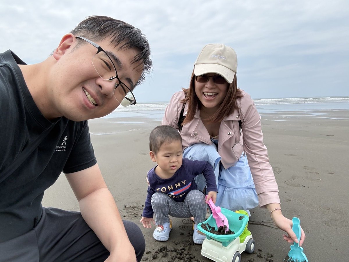 Rachel741013's tweet photo. 第一次挖沙、第一次找螃蟹、第一次找魚苗、第一次跟鄰居借挖沙工具、真是美好的一天🥰開心❤️ https://t.co/2G7h9iachm