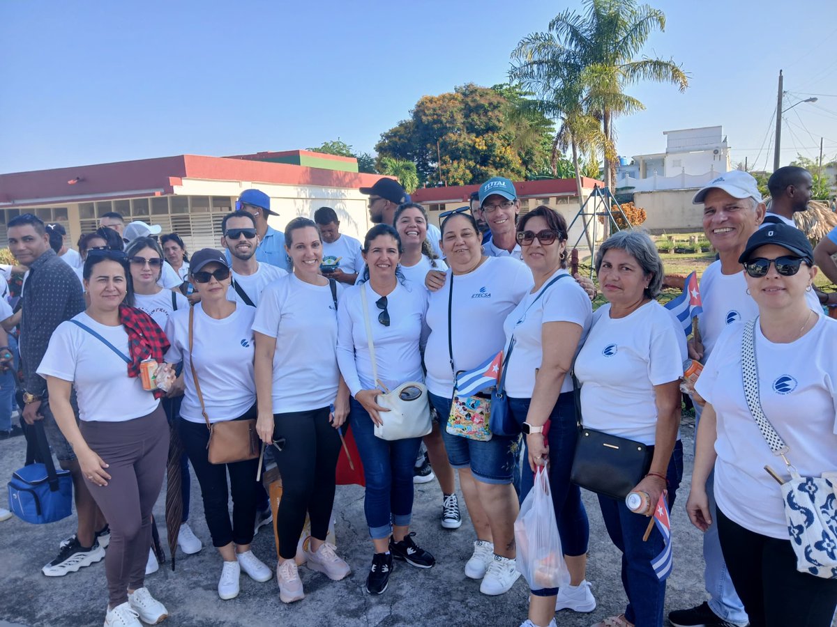 EtecsaCfgos's tweet image. Integrantes del departamento de economía de la División Territorial de #Cienfuegos, donde jóvenes recién llegados a #ETECSA junto con los que ya acumulan cierta experiencia marcharon juntos en saludo al #1Mayo y determinados porque #LaPatriaSeDefiende
@MiguelASurezSa2